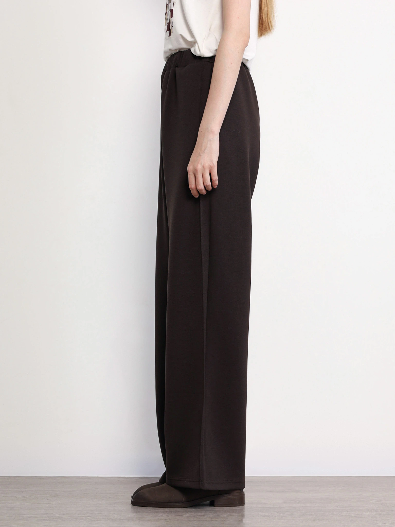 Брюки трикотажные темно-коричневого цвета с эластичным поясом